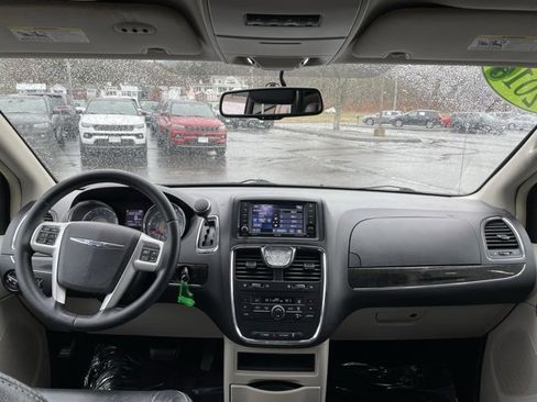 Used 2016 Chrysler Town & Country Touring image 13