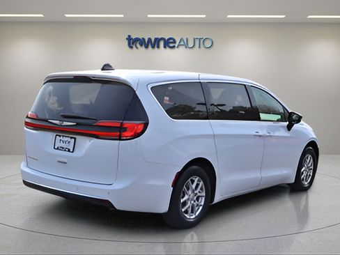 Used 2025 Chrysler Pacifica Select FWD image 8