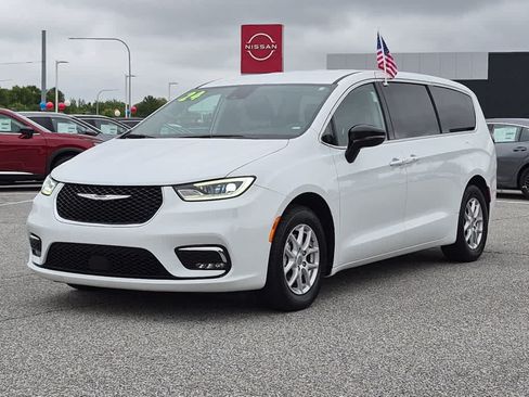 Used 2024 Chrysler Pacifica Touring-L FWD image 1