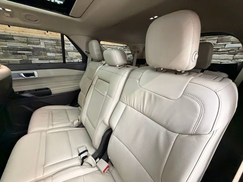 Used 2020 Ford Explorer Platinum image 31