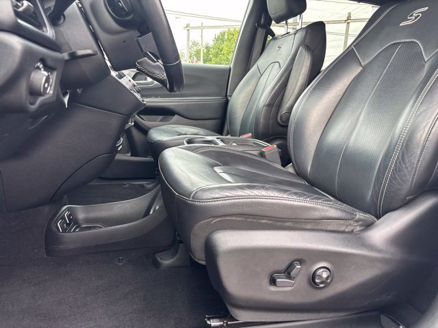 Used 2018 Chrysler Pacifica Touring-L w/ Premium Audio Group FWD image 12