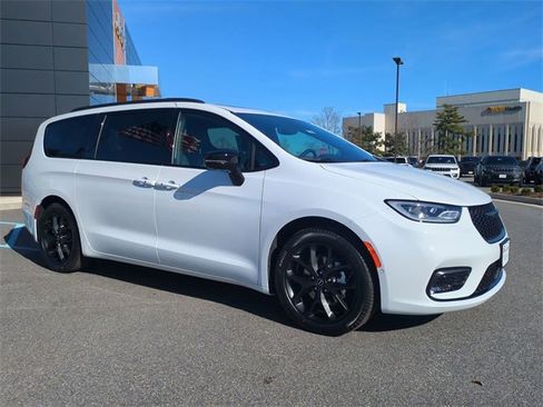 New 2026 Chrysler Pacifica Limited w/ S Appearance Package image 2