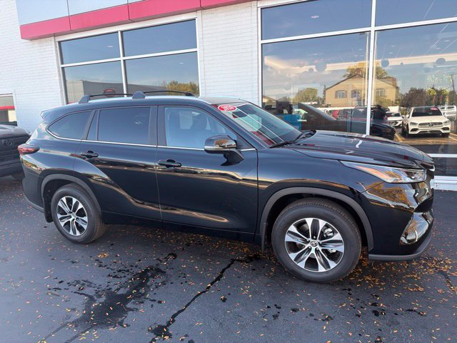 Used 2026 Toyota Highlander XLE AWD/4WD image 2