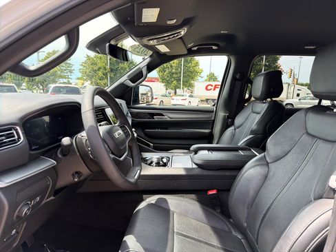 Used 2025 Jeep Wagoneer L Series II w/ 8-pass Seating Package AWD/4WD image 16