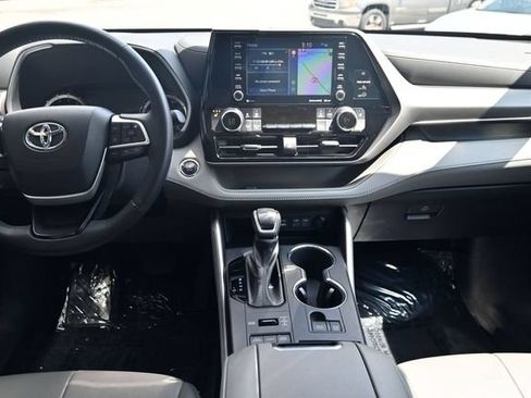 Used 2022 Toyota Highlander XLE AWD/4WD image 20