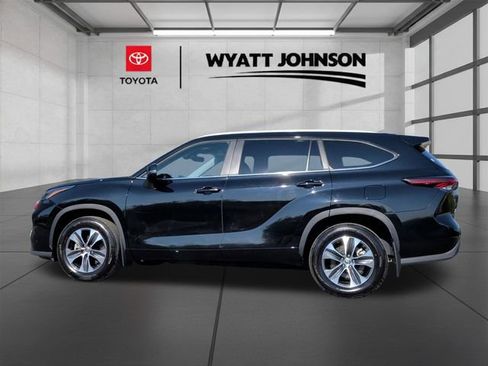 Certified 2025 Toyota Highlander XLE image 2