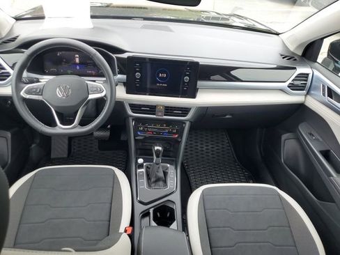 Used 2025 Volkswagen Taos SE w/ Panoramic Sunroof Package FWD image 14