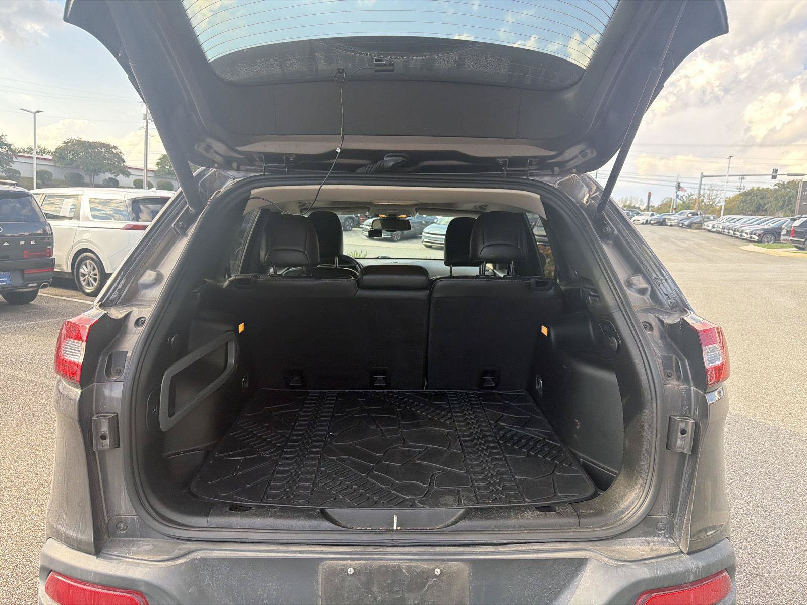Used 2018 Jeep Cherokee Limited AWD/4WD image 23