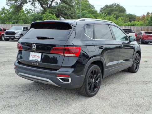 Used 2023 Volkswagen Taos SE w/ Panoramic Sunroof Package FWD image 4