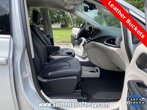 Used 2024 Chrysler Pacifica Touring-L image 15