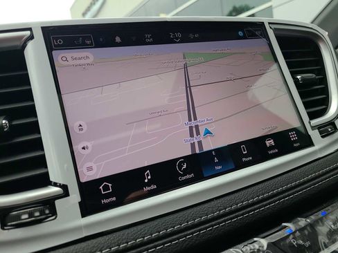 New 2023 Chrysler Pacifica Limited w/ Uconnect Theater Family Group image 6