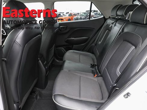 Used 2025 Hyundai Venue Limited FWD image 21