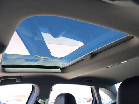 Used 2025 Volkswagen Jetta SE w/ Sunroof Package FWD image 19