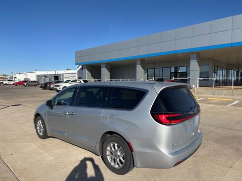 Used 2023 Chrysler Pacifica Touring-L image 30
