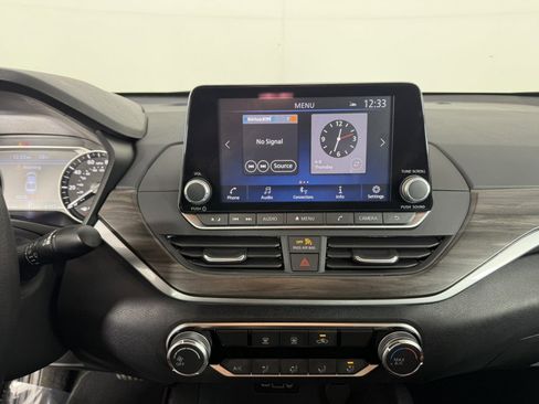 Used 2025 Nissan Altima 2.5 SV image 19