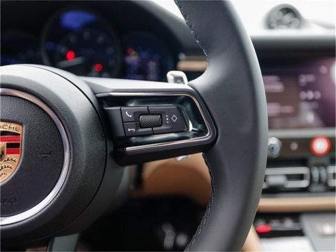 Certified 2025 Porsche Macan image 16