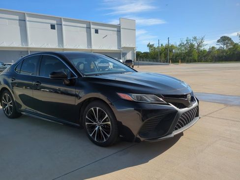 Used 2018 Toyota Camry SE w/ Moonroof Package image 3
