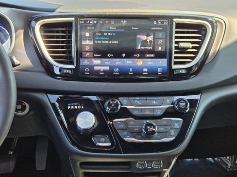 Used 2025 Chrysler Pacifica Select FWD image 14