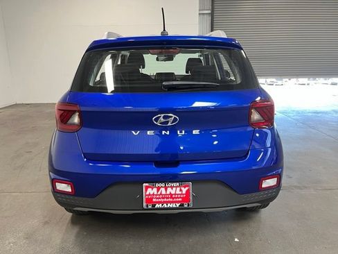 Used 2025 Hyundai Venue Limited FWD image 4