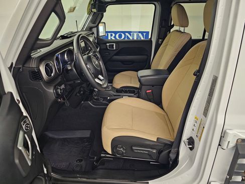 Used 2018 Jeep Wrangler Unlimited Sahara AWD/4WD image 4