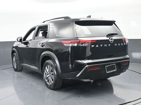 Used 2025 Nissan Pathfinder SV image 4