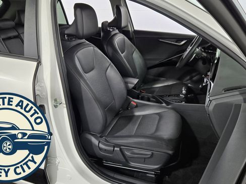 Used 2023 Kia Niro SX image 34