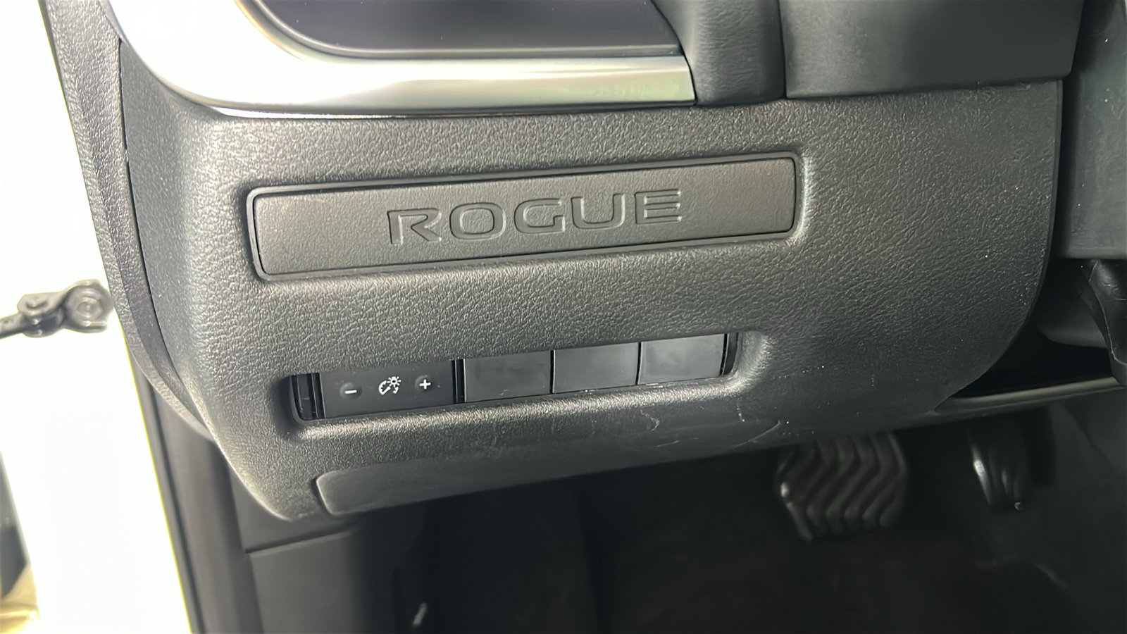 Used 2023 Nissan Rogue S AWD/4WD image 23