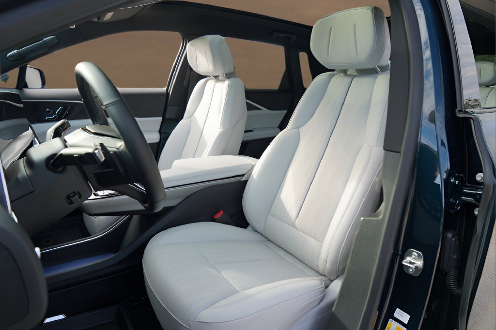 Certified 2025 Cadillac Lyriq Luxury w/ LPO, Floor Liner Package RWD image 11