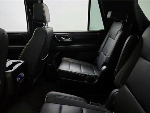 Used 2023 GMC Yukon SLT w/ SLT Luxury Package image 18