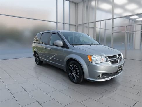 Used 2017 Dodge Grand Caravan GT FWD image 3