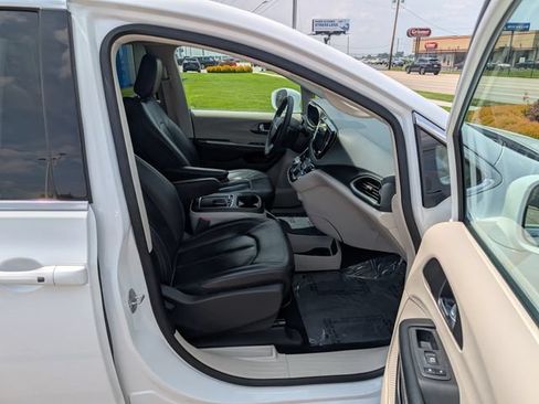 Used 2022 Chrysler Pacifica Touring-L FWD image 3