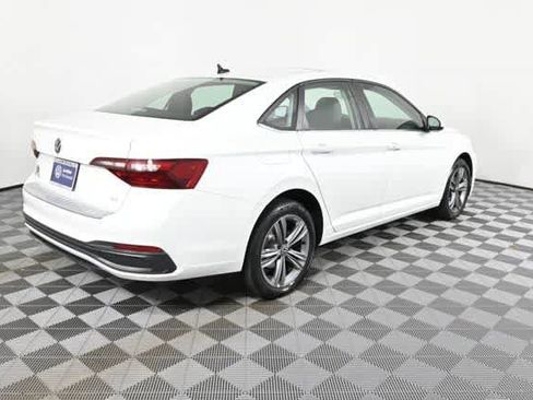Certified 2022 Volkswagen Jetta SE image 9