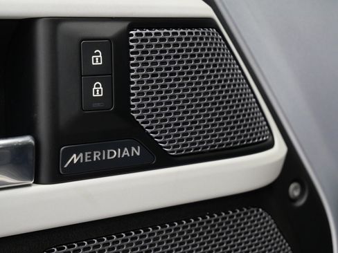 Used 2020 Land Rover Defender 110 First Edition image 25