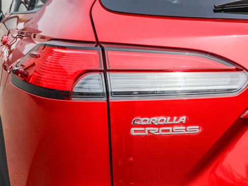 Used 2024 Toyota Corolla Cross XLE image 9