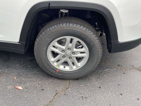 New 2025 Jeep Grand Cherokee Laredo w/ Luxury Tech Group I image 12