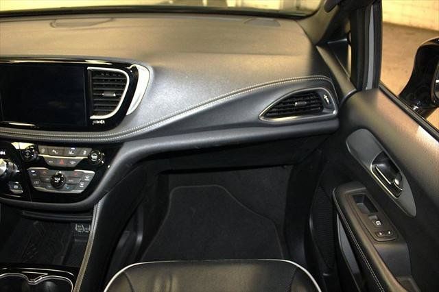 Certified 2025 Chrysler Pacifica Limited FWD image 35