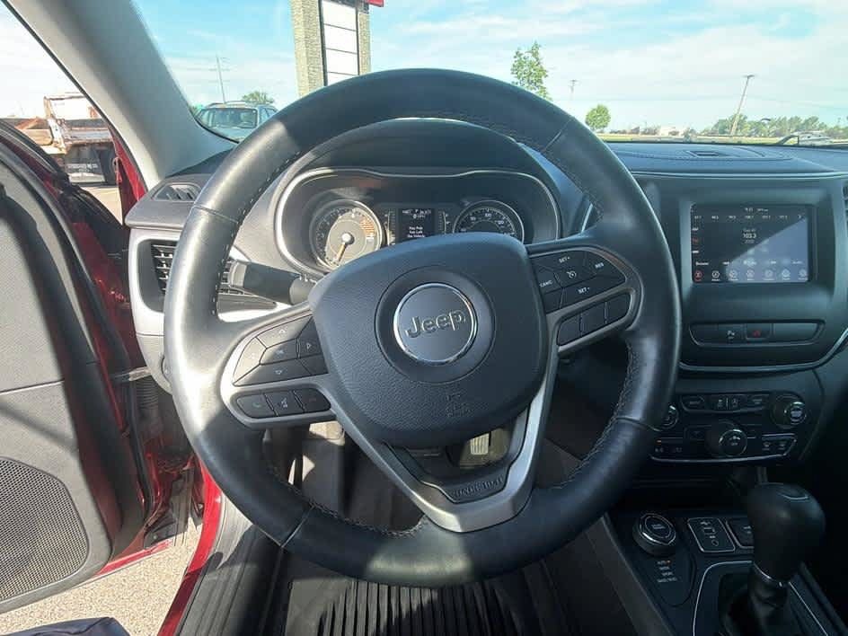 Used 2019 Jeep Cherokee Latitude Plus w/ Cold Weather Group AWD/4WD image 15