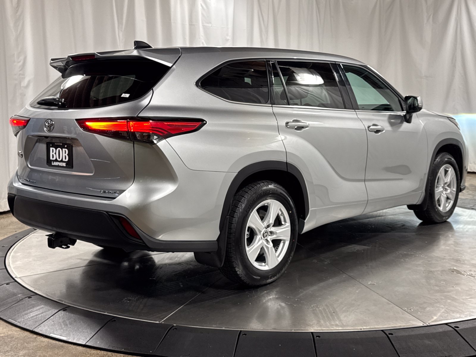 Used 2022 Toyota Highlander LE AWD/4WD image 10