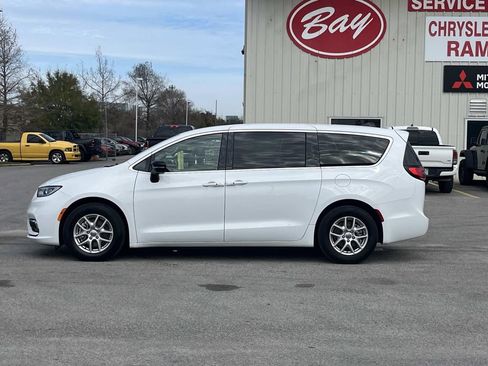 Used 2024 Chrysler Pacifica Touring-L image 2