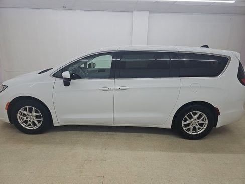 Used 2023 Chrysler Pacifica Touring-L image 19