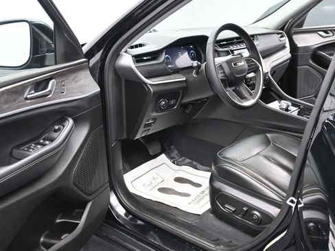 Used 2023 Jeep Grand Cherokee Limited image 12