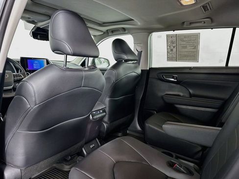 Used 2024 Toyota Highlander XLE FWD image 39