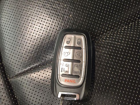 Used 2018 Chrysler Pacifica Limited FWD image 32