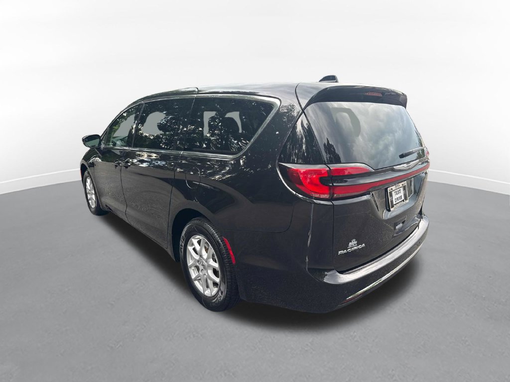 Used 2023 Chrysler Pacifica Touring-L FWD image 7