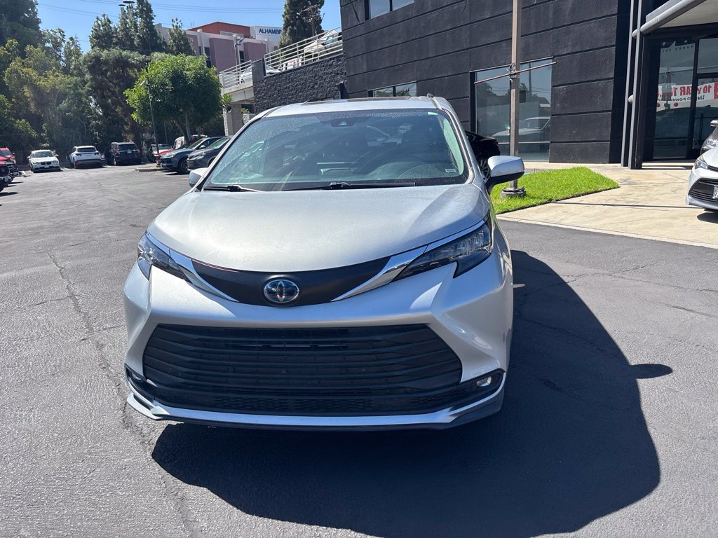 Used 2025 Toyota Sienna XLE FWD image 9