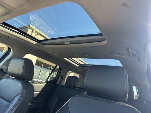 Used 2023 GMC Acadia SLT w/ Preferred Package image 16