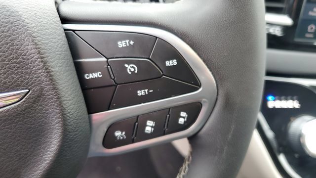 Used 2024 Chrysler Pacifica Touring-L FWD image 11