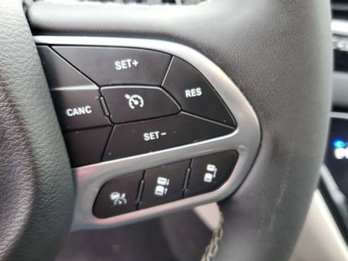 Certified 2024 Chrysler Pacifica Touring-L image 11