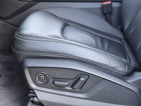 Used 2023 Audi Q8 Premium image 30