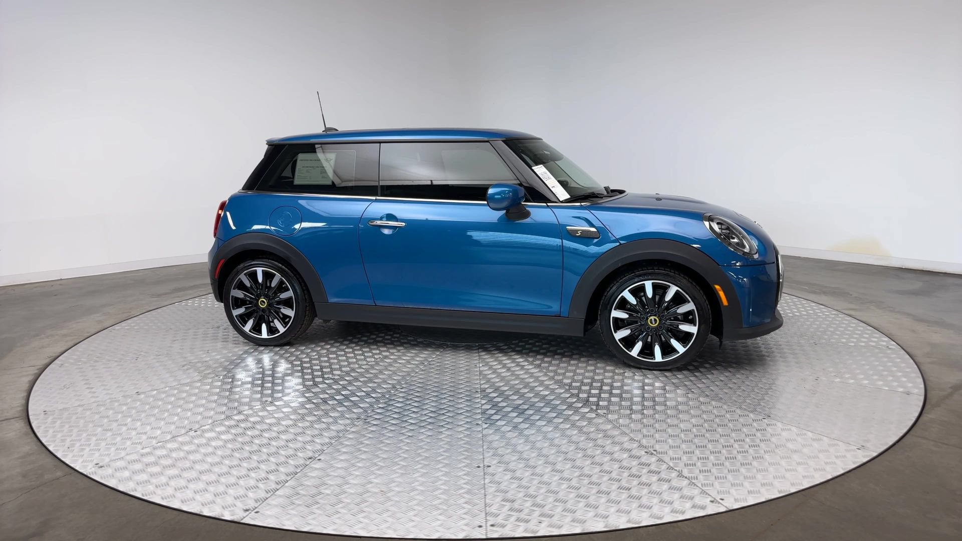Certified 2024 MINI Cooper SE w/ Signature Upholstery Package FWD image 9